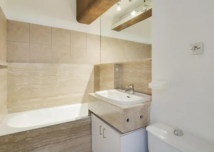 A Avec Balcon, Parking Couvert Et Proche Telecabine - Fr-1-401-24